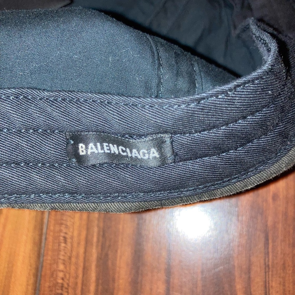 Balenciaga Logo Embroidered Baseball Cap - Picture 4 of 4
